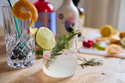 Der Weg ist das Ziel: Beim Experimentieren mit alkoholfreien Cocktails werden Beeren, Zesten und Kräuter wie etwa Rosmarin verwendet. - © Annette Riedl/dpa/dpa-tmn