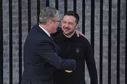 Der ukrainische Pr&auml;sident Selenskyj (r.) freute sich sichtlich &uuml;ber den herzlichen Empfang in Gro&szlig;britannien. - &copy; Kin Cheung/AP/dpa