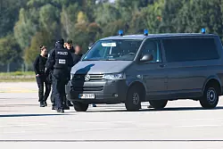 Die M&auml;nner wurden zur Haftvorf&uuml;hrung nach Karlsruhe gebracht. - &copy; Philipp von Ditfurth/dpa