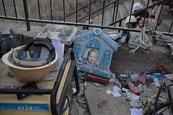 Ein Foto eines Kindes, das unter den Tr&uuml;mmern des Hauses seiner Familie im Epizentrum des Erdbebens - der s&uuml;d&ouml;stlichen t&uuml;rkischen Provinz Kharamanmaras - als vermisst gilt. - &copy; Ahmed Deeb/dpa