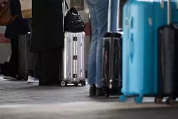 &Uuml;ber Lautsprecher werden Reisende immer wieder sensibilisiert, ihr Gep&auml;ck vor Dieben zu sch&uuml;tzen. (Illustration) - &copy; Marijan Murat/dpa