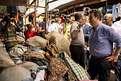 Hubertus Heil besucht den Kantamanto-Markt in Accra, auf dem unter anderem Kleidung aus Europa verkauft oder weiterverarbeitet wird. - © Christophe Gateau/dpa