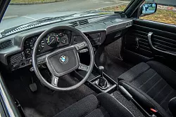 Typisches Cockpit: zum Fahrer geneigte Bedienelemente und viele aufpreispflichtige Details - etwa die Servolenkung. - © Hardy Mutschler/-/