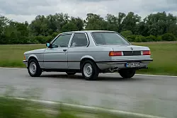 Wertvoller Klassiker: Modelle wie etwa ein 323i werden im guten Zustand ab etwa 11.500 Euro gehandelt. - © Hardy Mutschler/BMW AG/dpa-tmn