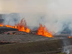Der neue Vulkanausbruch war erwartet worden. - © Marco di Marco/AP/dpa