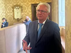 Armin Papperger, Vorstandschef von Rheinmetall, ist bei einer Pressekonferenz der R&uuml;stungskonzerne Leonardo und Rheinmetall. Die beiden Konzerne aus Italien und Deutschland wollen in einem gemeinsamen Unternehmens Kampf- und Sch&uuml;tzenpanzer bauen. - &copy; Christoph Sator/dpa