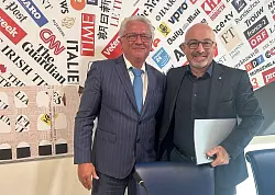 Rheinmetall-Chef Armin Papperger und Roberto Cingolani, Chef des italienischen R&uuml;stungskonzerns Leonardo, stehen bei einer Pressekonferenz in der Vereinigung der Auslandspresse in Rom und berichten &uuml;ber ihre Panzerpl&auml;ne. - &copy; Christoph Sator/dpa