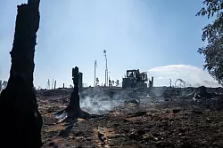 Neben Feuerwehr, Technischem Hilfswerk unterstützt etwa auch die Landesforstanstalt die Löscharbeiten: Ein «Firefighter»-Truck von Thüringen Forst bringt mit großem Löschtank Wasser vor Ort. - © Jacob Schröter/dpa