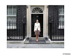 Die Epstein-Vertraute Maxwell lie&szlig; sich auch vor dem britischen Regierungssitz in London fotografieren. - &copy; Uncredited/U.S. Department of Justice/AP/dpa