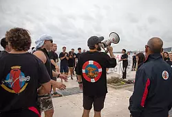 Die Protestierenden beklagen Arbeitszeiten von teils mehr als 200 Stunden im Monat. - &copy; Clara Margais/dpa