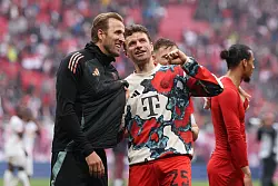 Thomas Müller (r) mit dem gelbgesperrten Harry Kane. - © Jan Woitas/dpa