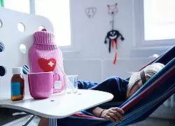 Kuscheleinheiten, Ruhe und warmer Tee: Das tut kranken Kindern gut. - © Annette Riedl/dpa/dpa-tmn
