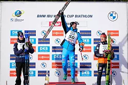 Philipp Horn (r) erlebt seine Premiere bei der Siegerehrung. - © Matthias Schrader/AP/dpa