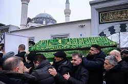 Ein Sarg wird nach dem Trauergebet vor der Beerdigung eines 62-J&auml;hrigen aus der Neuk&ouml;llner Sehitlik-Moschee getragen. - &copy; Bernd von Jutrczenka/dpa