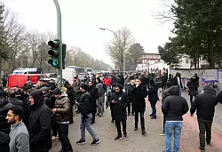 Zahlreiche Besucher kommen nach dem Trauergebet vor der Beerdigung eines 62-J&auml;hrigen aus der Neuk&ouml;llner Sehitlik-Moschee. - &copy; Bernd von Jutrczenka/dpa