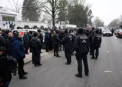 Zahlreiche Besucher kommen nach dem Trauergebet vor der Beerdigung eines 62-J&auml;hrigen aus der Neuk&ouml;llner Sehitlik-Moschee. - &copy; Bernd von Jutrczenka/dpa