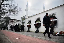 Blumengebinde stehen anl&auml;sslich eines Trauergebets vor der Beerdigung eines 62-J&auml;hrigen vor der Neuk&ouml;llner Sehitlik-Moschee. - &copy; Bernd von Jutrczenka/dpa