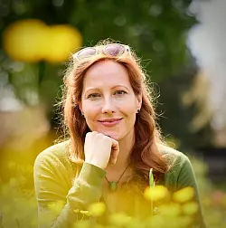 Sarah Benz ist Bestatterin, Trauerbegleiterin, Notfallseelsorgerin und Autorin. - © Stefano Schröter/Sarah Benz/dpa-tmn