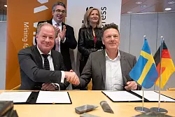 Handschlag in Berlin: Viscaria-Chef Olsson (l) und Aurubis-Produktionsvorstand Kurth. Der schwedische Kupferminenkonzern liefert den Rohstoff k&uuml;nftig an den deutschen Produzenten. - &copy; Markus Lenhardt/dpa