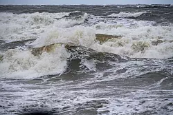 Schmelzwasser aus Eis und Gletschern an den Polen könnte die für unser Wetter wichtige Atlantischen Umwälzströmung (Amoc) dramatisch schwächen (Symbolbild) - © Stefan Sauer/dpa