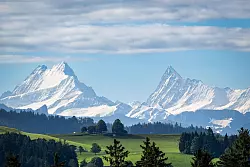 Es fällt wegen des Klimawandels weniger Schnee in den Bergen und das, was fällt, schmilzt schneller (Archivbild) - © Marcel Bieri/KEYSTONE/dpa