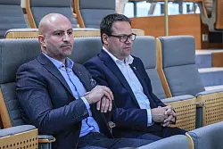 Der B&uuml;rgermeister von Bad Oeynhausen, Lars B&ouml;kenkr&ouml;ger (r.), sa&szlig; als Zuschauer im Landtag - er fordert eine offene Debatte. - &copy; Oliver Berg/dpa