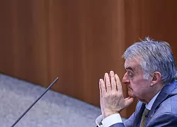 NRW-Innenminister Reul sitzt mit gefaltenen H&auml;nden im Landtag und verfolgt die Debatte. - &copy; Oliver Berg/dpa