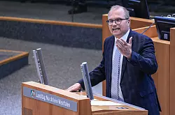 SPD-Fraktionschef Ott &auml;u&szlig;erte sich ebenfalls im Landtag. - &copy; Oliver Berg/dpa