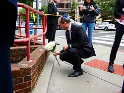 Am Morgen nach der Attacke versammelten sich Menschen am Tatort, um an das getötete Paar zu erinnern - darunter auch Israels Wirtschaftsminister Nir Barkat. - © Luzia Geier/dpa