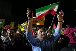 Im Iran wird der Angriff auf Erzfeind Israel bejubelt. - &copy; Vahid Salemi/AP/dpa