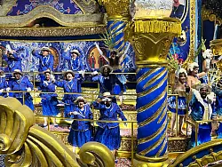 T&auml;nzer treten im Sambodrom auf. - &copy; Philipp Znidar/dpa