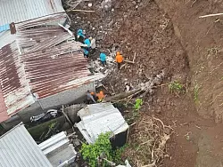 Einsatzteams suchten in der Nähe der Hauptstadt Denpasar noch nach einem Verschütteten. - © Denpasar City Bpbd/dpa