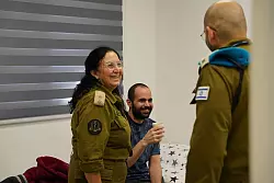 In Israel war die Freude nach der Rückkehr der drei freigelassenen Männer groß. - © Israeli Army/-/dpa