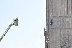 Schon tags&uuml;ber hatten Rettungskr&auml;fte ihn zum Herunterklettern bringen wollen. - &copy; Vuk Valcic/ZUMA Press Wire/dpa