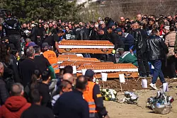 Drei Wochen nach dem verheerenden Brand in einem Nachtklub im nordmazedonischen Kocani gab es ein weiteres Todesopfer. Die Gesamtzahl liegt nun bei 60. - © Armin Durgut/AP/dpa