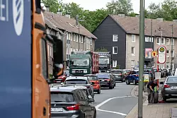 Eine regelrechte Verkehrslawine qu&auml;lte sich vier Jahre lang mitten durch L&uuml;denscheid. (Archivbild) - &copy; Bernd Thissen/dpa