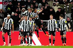 Nick Woltemade und Malick Thiaw (hinten) bejubeln das 2:0 von Newcastle. - &copy; Owen Humphreys/PA Wire/dpa
