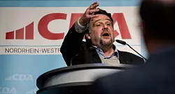 Für die Arbeitnehmer müsse nach Abzug von Steuern und Sozialversicherungsbeiträgen genügend übrig bleiben, sagt Dennis Radtke. (Archivbild) - © Fabian Strauch/dpa