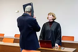 Anwältin Julia Weinmann gab zu Prozessbeginn eine Erklärung für ihren Mandanten ab. - © Matthias Balk/dpa