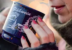 Zum Besuch auf dem Weihnachtsmarkt geh&ouml;rt er f&uuml;r viele dazu: Der Gl&uuml;hwein - gerne mit Schuss - scheint ideal zum Aufw&auml;rmen, doch der Effekt ist nur kurzzeitig und tr&uuml;gerisch. (Symbolbild) - &copy; Jens Kalaene/dpa-Zentralbild/dpa