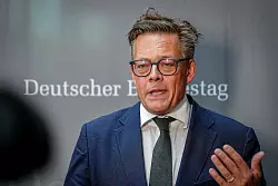 Der Grünen-Abgeordnete Konstantin von Notz verlangt politische Konsequenzen. - © Kay Nietfeld/dpa