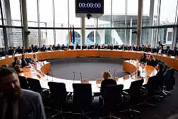 Der Innenausschuss des Bundestags dürfte nicht nur einmal zu Magdeburg tagen. - © Bernd von Jutrczenka/dpa