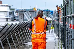 Wo sonst Straßen verlaufen, fließen nun Flüsse. Die Hochwasser in Süddeutschland sind extrem. - © Armin Weigel/dpa