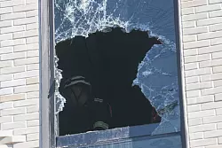 Die Polizei sucht noch nach der Ursache des Feuers. - © Sakchai Lalit/AP/dpa