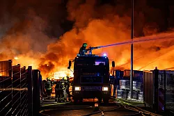 Die Löscharbeiten dauerten am Morgen weiter an. - © Guido Kirchner/dpa