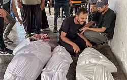 Angehörige trauern um Palästinenser, die bei einem israelischen Angriff getötet wurden - © Omar Ashtawy/APA Images via ZUMA Press Wire/dpa