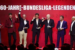 Thomas Müller (3.v.l.) und Lothar Matthäus (2.v.r.). - © Christian Charisius/dpa