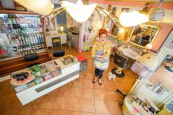 In ihrem Salon entstehen Frisuren wie in den 60ern. - &copy; Christoph Reichwein/dpa