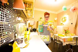 Vom Sessel bis zur Seifendose ist alles aus den 60ern. - &copy; Christoph Reichwein/dpa