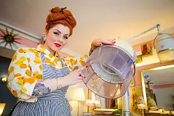 Eine Trockenhaube aus alten Zeiten geh&ouml;rt zum Salon. - &copy; Christoph Reichwein/dpa